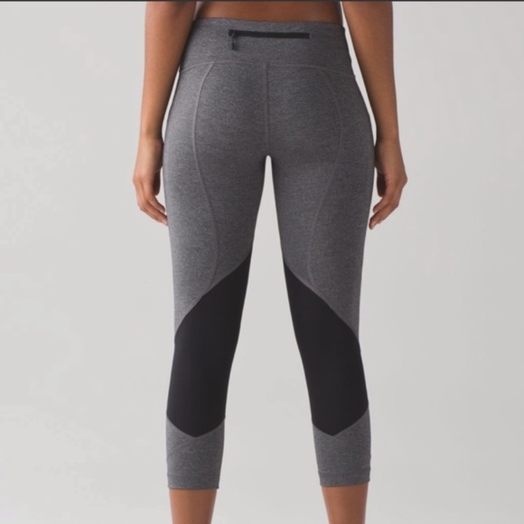 Lululemon Grey & Black Mesh Paneled Pace Rival Crop 22" Size 6 - Picture 7 of 9